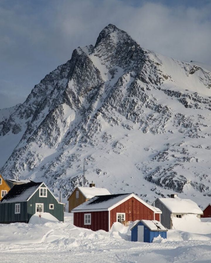 Kuummiut settlement between mountains